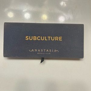 Anastasia sculpture pallet